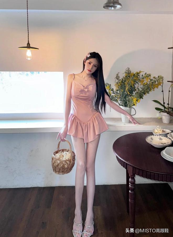 小粉裙娇美又可爱！适合清纯女生！球王会体育app入口高跟鞋搭配