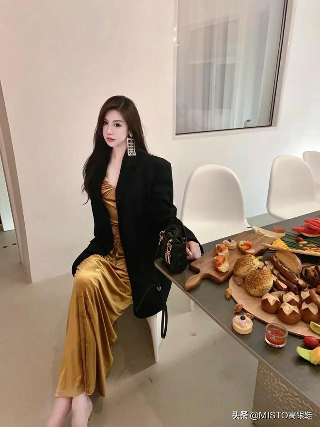 礼服裙”端庄优雅气质好适合派对！球王会体育网站穿“高跟鞋”搭配“