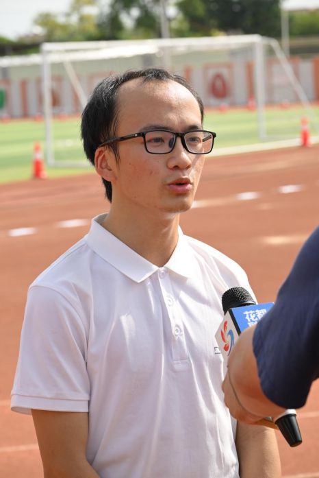 录！跳绳冠军分享儿童运动鞋挑选秘籍球王会入口千人跳绳刷新吉尼斯世界纪(图1)