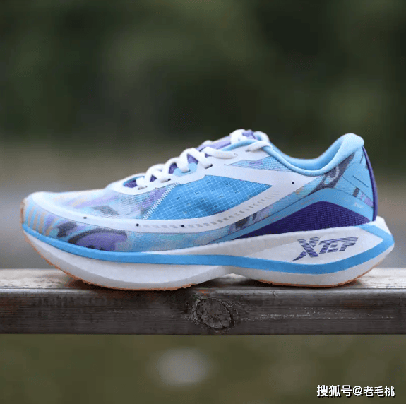 完赛！特步：三包期限90天不建议久泡球王会网页版女子跑全马鞋子脱胶赤脚