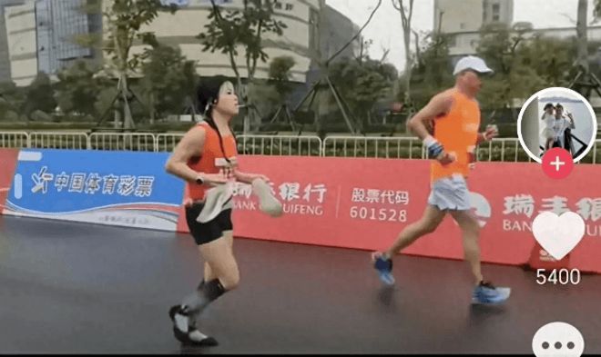 脱落光脚跑完全程泪洒赛场特步回应引争议球王会体育app入口崩溃！全马途中鞋底(图4)