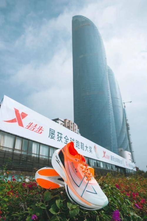 脱落光脚跑完全程泪洒赛场特步回应引争议球王会体育app入口崩溃！全马途中鞋底(图14)