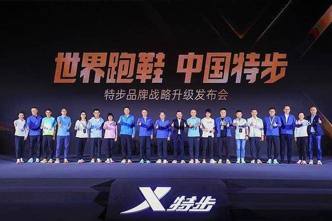脱落光脚跑完全程泪洒赛场特步回应引争议球王会体育app入口崩溃！全马途中鞋底(图16)
