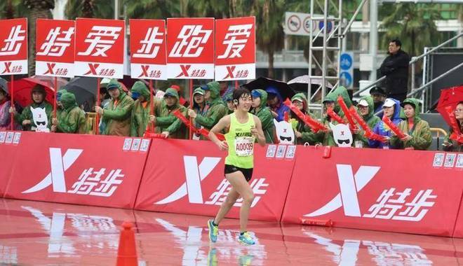 脱落光脚跑完全程泪洒赛场特步回应引争议球王会体育app入口崩溃！全马途中鞋底(图17)