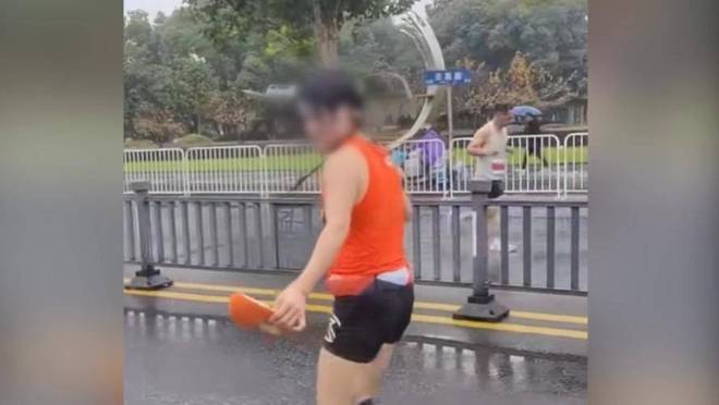 脱落光脚跑完全程泪洒赛场特步回应引争议球王会体育app入口崩溃！全马途中鞋底(图20)