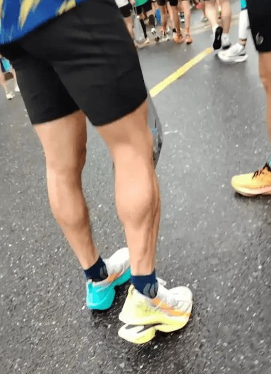 脱落光脚跑完全程泪洒赛场特步回应引争议球王会体育app入口崩溃！全马途中鞋底(图22)