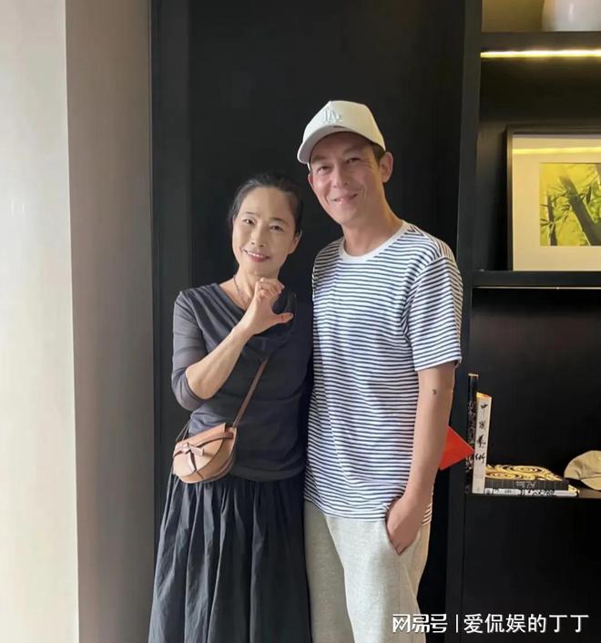 扮朴素老气秦舒培素颜皮肤真好陈冠希陪老婆回河南老家探亲打