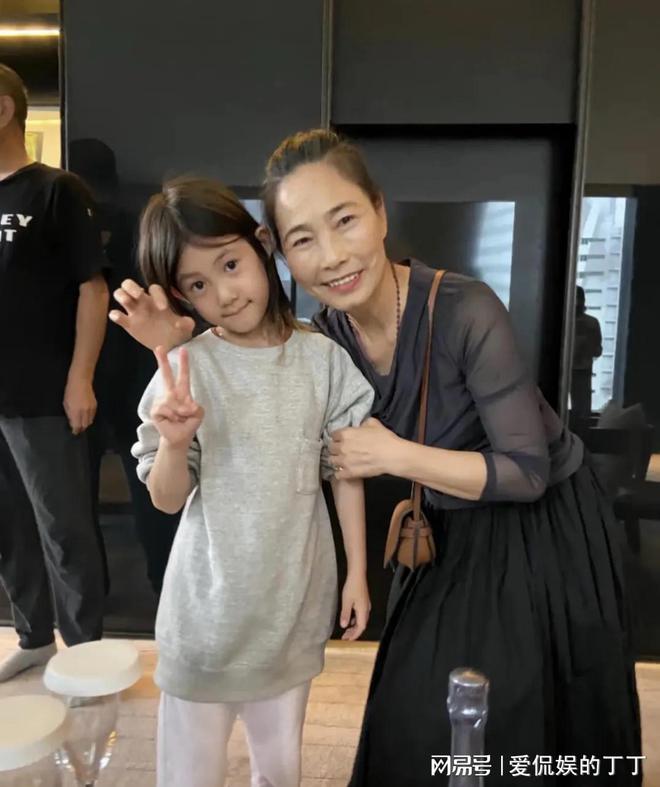 扮朴素老气秦舒培素颜皮肤真好陈冠希陪老婆回河南老家探亲打(图2)