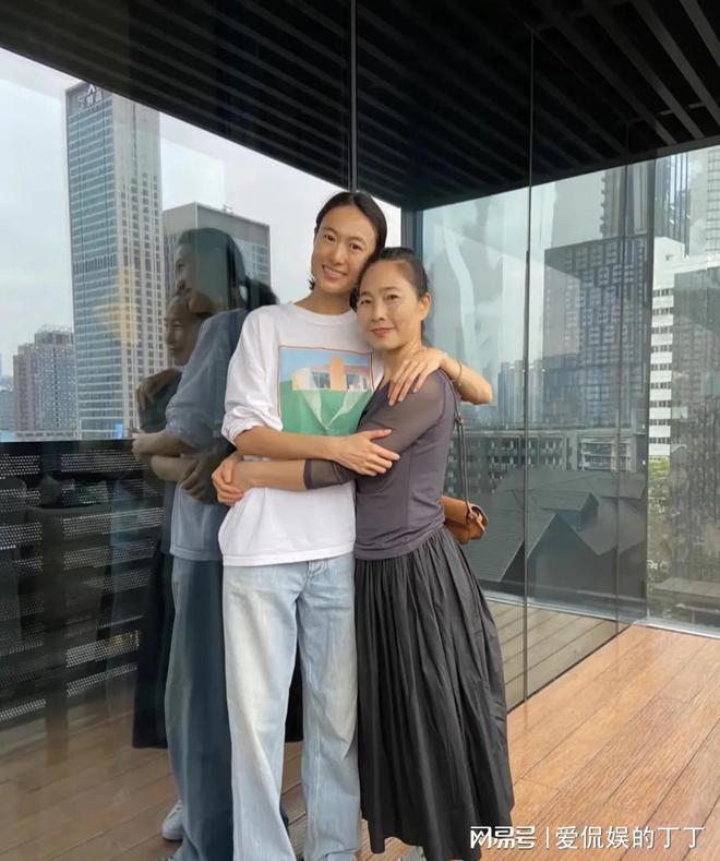 扮朴素老气秦舒培素颜皮肤真好陈冠希陪老婆回河南老家探亲打(图4)