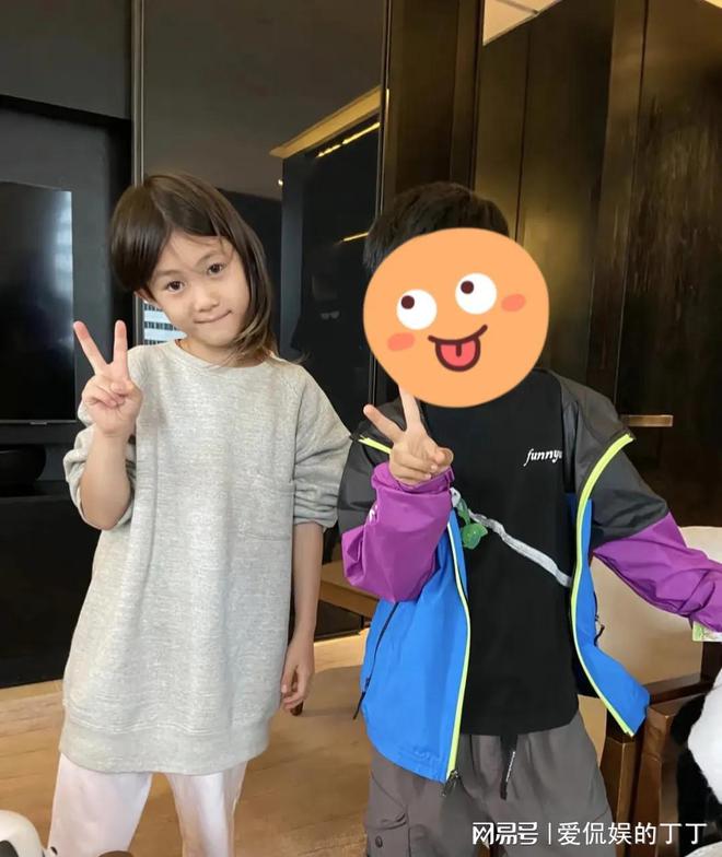 扮朴素老气秦舒培素颜皮肤真好陈冠希陪老婆回河南老家探亲打(图3)