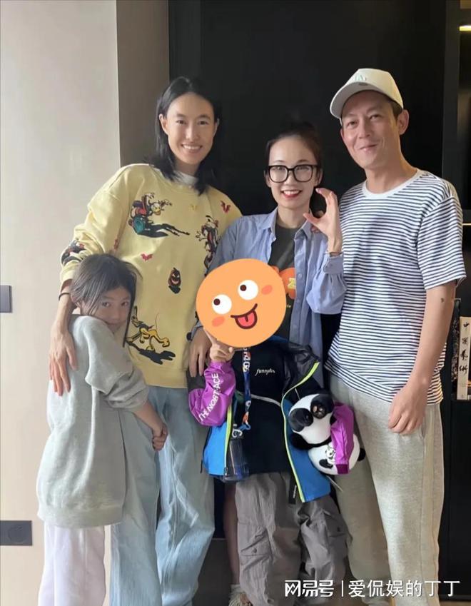 扮朴素老气秦舒培素颜皮肤真好陈冠希陪老婆回河南老家探亲打(图5)