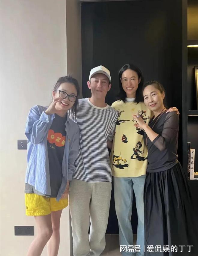 扮朴素老气秦舒培素颜皮肤真好陈冠希陪老婆回河南老家探亲打(图7)