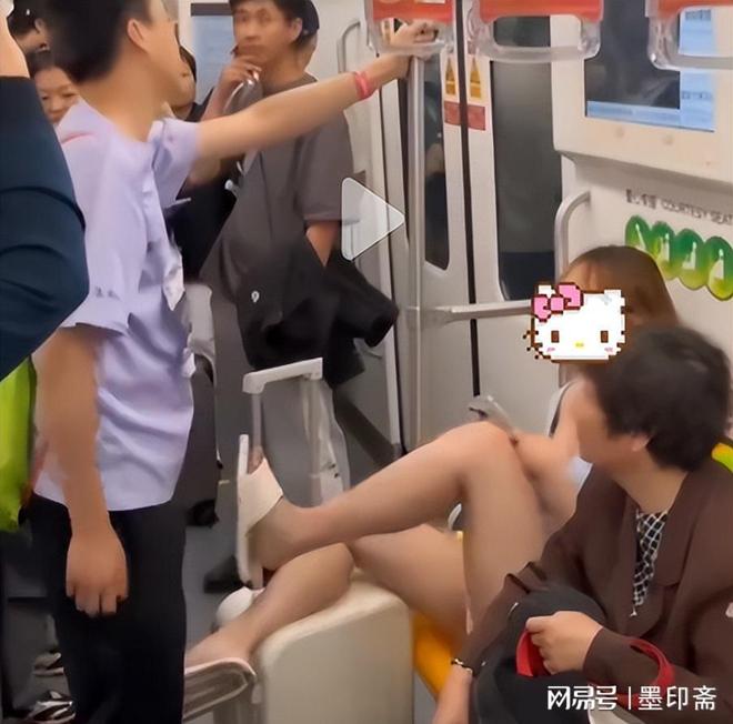 子裆部男的始终全程不敢还手地铁争吵后续：女子猛踹男(图3)