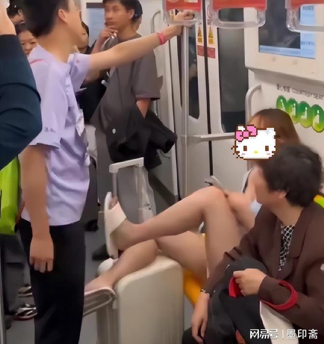 子裆部男的始终全程不敢还手地铁争吵后续：女子猛踹男(图2)