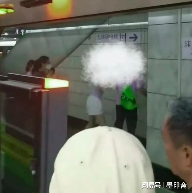 子裆部男的始终全程不敢还手地铁争吵后续：女子猛踹男(图11)