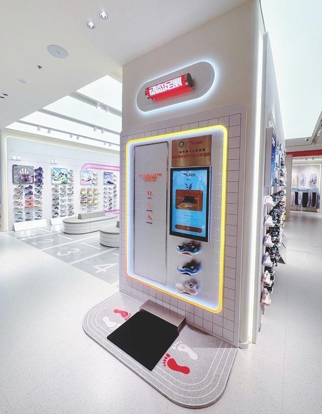 计金奖 以科技守护青少年足弓健康安踏儿童足弓PRO跑鞋获国际设(图2)